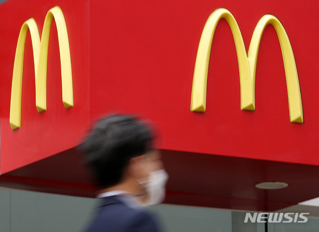 [서울=뉴시스] 조성우 기자 = 맥도날드가 그룹 방탄소년단(BTS)과 함께 선보인 ‘더 BTS 세트' 인기에 힘입어 올 2분기 전 세계 동일매장 매출을 전년 동기 대비 40.5% 늘어난 실적을 기록했다. 사진은 29일 오후 서울 시내 한 맥도날드 매장의 모습. 2021.07.29. xconfind@newsis.com