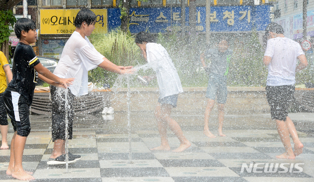 [전주=뉴시스] 김얼 기자 = 전국적으로 폭염이 연일 이어지고 있는 29일 전북 전주시 오거리문화광장 분수대에서 어린이들이 물놀이를 하며 즐거워하고 있다. 2021.07.29. pmkeul@newsis.com