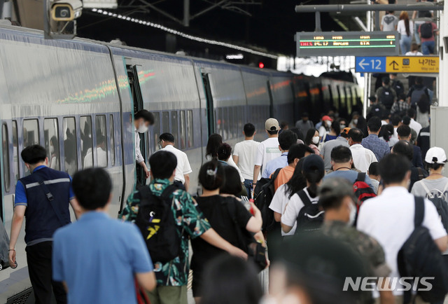 [서울=뉴시스] 홍효식 기자 = 집단감염·이동량 증가·델타형 변이 등으로 코로나19 확산세가 이어지고 있는 29일 서울역에서 시민들이 부산발 KTX 열차에 내려 이동하고 있다. 서울시는 사회적 거리두기 4단계에서 확산세가 안정화되지 않으면 추가조치를 검토한다는 입장을 밝혔다. 2021.07.29. yesphoto@newsis.com