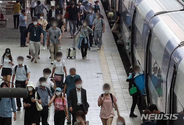 [서울=뉴시스] 권창회 기자 = 집단감염·이동량 증가·델타형 변이 등으로 코로나19 확산세가 지속되고 있는 29일 오후 서울 중구 서울역에서 시민들이 이동하고 있다. 2021.07.29. kch0523@newsis.com