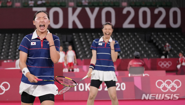  [도쿄=AP/뉴시스] 김소영-공희용 조(5위)가 29일 일본 도쿄 무사시노노모리 종합 스포츠플라자에서 열린 2020 도쿄올림픽 배드민턴 여자 복식 8강전 마쓰모토 마유-나가하라 와카나 조(2위·일본)와 경기 중 득점하며 기뻐하고 있다. 김소영-공희용은 일본을 세트 스코어 2-1(21-14 14-21 28-26)로 물리치고 4강에 올랐다. 2021.07.29. 