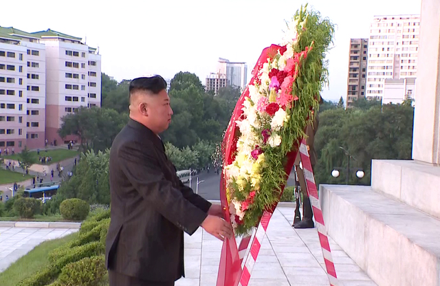 [서울=뉴시스] 북한 조선중앙TV는 지난 28일 김정은 조선노동당 총비서 겸 국무위원장이 조국해방전쟁승리 68돌에 즈음해 중국의 6·25 전쟁 참전을 기념하는 우의탑을 방문해 헌화했다고 29일 보도했다. (사진=조선중앙TV 캡처) 2021.07.29. photo@newsis.com *재판매 및 DB 금지