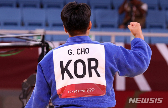 [도쿄(일본)=뉴시스] 이영환 기자 = 대한민국 유도 대표 조구함이 29일 오후(현지시간) 일본 도쿄 무도관에서 열린 남자 -100kg급 준결승에서 포르투갈 호르헤 폰세카를 제치고 결승행을 확정짓자 기뻐하고 있다. 2021.07.29. 20hwan@newsis.com