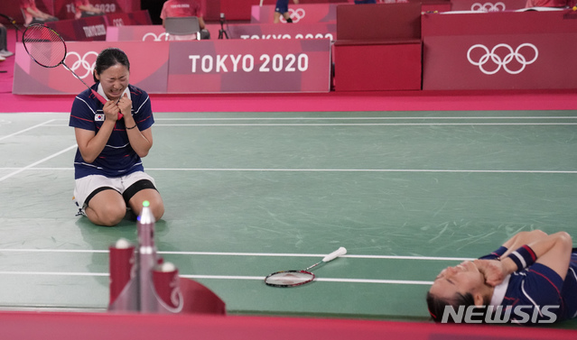  [도쿄=AP/뉴시스] 김소영-공희용 조(5위)가 29일 일본 도쿄 무사시노노모리 종합 스포츠플라자에서 열린 2020 도쿄올림픽 배드민턴 여자 복식 8강전에서 마쓰모토 마유-나가하라 와카나 조(2위·일본)를 물리친 후 환호하고 있다. 김소영-공희용은 일본을 세트 스코어 2-1(21-14 14-21 28-26)로 물리치고 4강에 올랐다. 2021.07.29. 