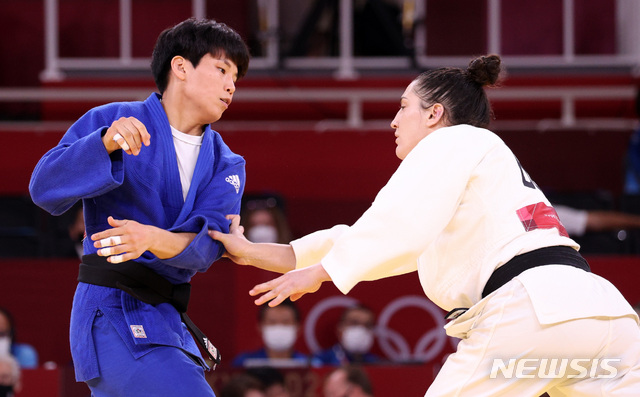 [도쿄(일본)=뉴시스] 이영환 기자 = 대한민국 유도 대표 윤현지가 지난 2021년 7월29일 오후(현지시간) 일본 도쿄 무도관에서 열린 여자 -78kg급 동메달 결정전에서 브라질 마이아 아귀아르를 상대하고 있다. 2021.07.29. 20hwan@newsis.com