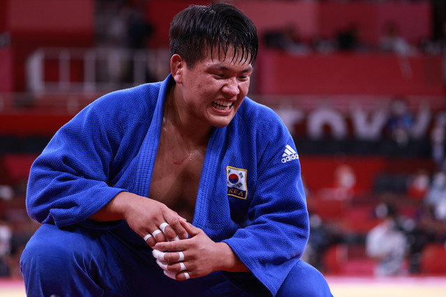[도쿄(일본)=뉴시스] 이영환 기자 = 대한민국 유도 대표 조구함이 29일 오후(현지시간) 일본 도쿄 무도관에서 열린 남자 -100kg급 결승에서 일본의 울프 아론에게 패한 후 아쉬워 하고 있다. 2021.07.29. 20hwan@newsis.com