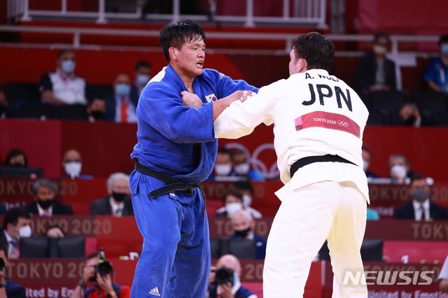[도쿄(일본)=뉴시스] 이영환 기자 = 대한민국 유도 대표 조구함이 29일 오후(현지시간) 일본 도쿄 무도관에서 열린 남자 -100kg급 결승에서 일본의 울프 아론을 상대하고 있다. 2021.07.29. 20hwan@newsis.com