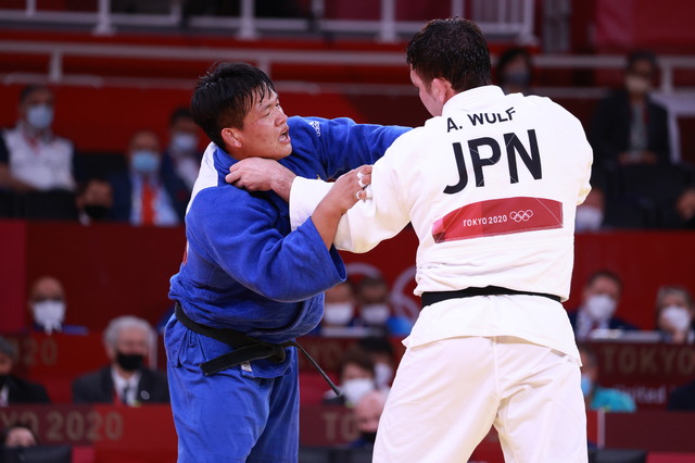 [도쿄(일본)=뉴시스] 이영환 기자 = 대한민국 유도 대표 조구함이 29일 오후(현지시간) 일본 도쿄 무도관에서 열린 남자 -100kg급 결승에서 일본의 울프 아론을 상대하고 있다. 2021.07.29. 20hwan@newsis.com