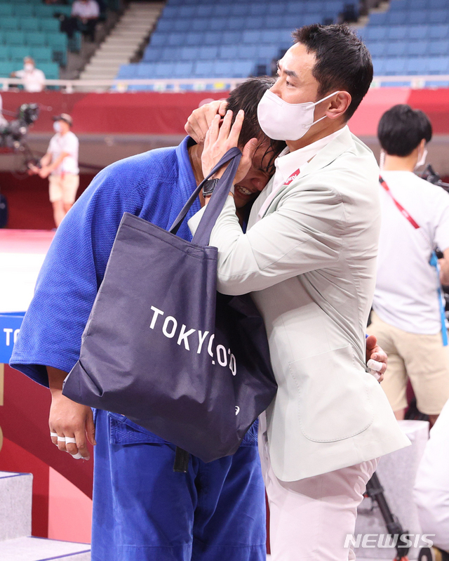 [도쿄(일본)=뉴시스] 이영환 기자 = 대한민국 유도 대표 조구함이 29일 오후(현지시간) 일본 도쿄 무도관에서 열린 남자 -100kg급 결승에서 일본의 울프 아론에게 패한 후 아쉬워 하고 있다. 2021.07.29. 20hwan@newsis.com