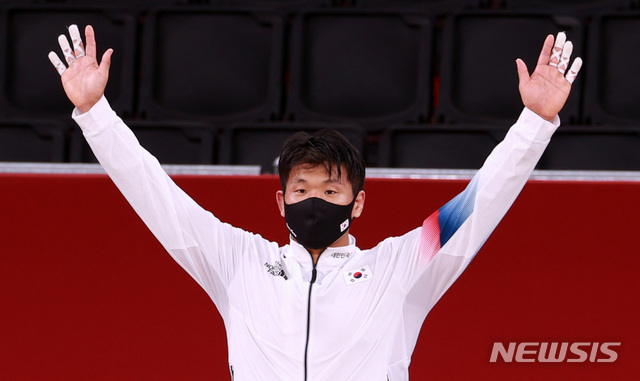 [도쿄(일본)=뉴시스] 이영환 기자 = 대한민국 유도 대표 조구함이 29일 오후(현지시간) 일본 도쿄 무도관에서 열린 남자 -100kg급 메달 시상식에서 환호하고 있다. 2021.07.29. 20hwan@newsis.com