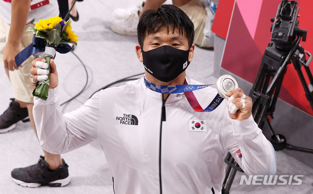 [도쿄(일본)=뉴시스] 이영환 기자 = 대한민국 유도 대표 조구함이 29일 오후(현지시간) 일본 도쿄 무도관에서 열린 남자 -100kg급 메달 시상식에서 은메달을 목에 걸고 포즈를 취하고 있다. 2021.07.29. 20hwan@newsis.com