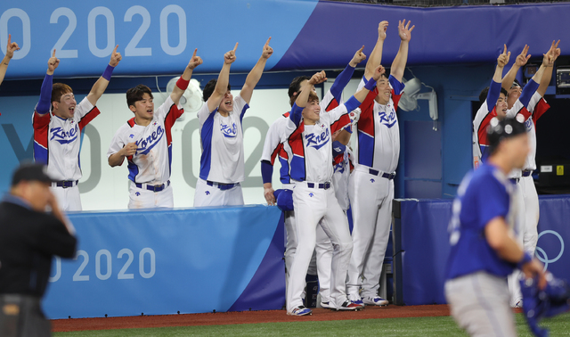 [요코하마(일본)=뉴시스] 최진석 기자 = 29일 요코하마 스타디움에서 열린 2020 도쿄올림픽 야구 B조 조별리그 1차전 대한민국과 이스라엘의 경기 7회말 2사 2루 상황 오지환이 1타점 안타를 치자 동료들이 기뻐하고 있다. 2021.07.29. myjs@newsis.com 