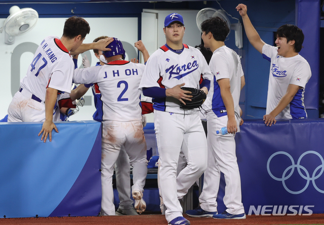 [요코하마(일본)=뉴시스]&nbsp; 최진석 기자 = 29일 요코하마 스타디움에서 열린 2020 도쿄올림픽 야구 B조 조별리그 1차전 대한민국과 이스라엘의 경기 7회말 이닝을 마친 뒤 더그아웃으로 들어가자 동료들이 환호하고 있다. 2021.07.29. myjs@newsis.com