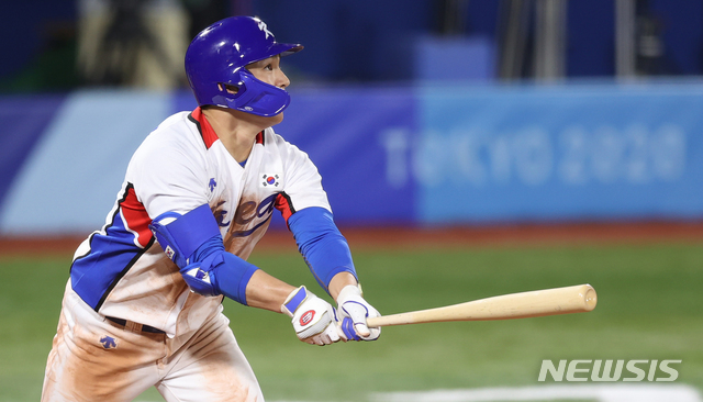 [요코하마(일본)=뉴시스] 최진석 기자 = 29일 요코하마 스타디움에서 열린 2020 도쿄올림픽 야구 B조 조별리그 1차전 대한민국과 이스라엘의 경기 7회초 2사 2루 상황 오지환이 1타점 안타를 치고 있다. 2021.07.29. myjs@newsis.com