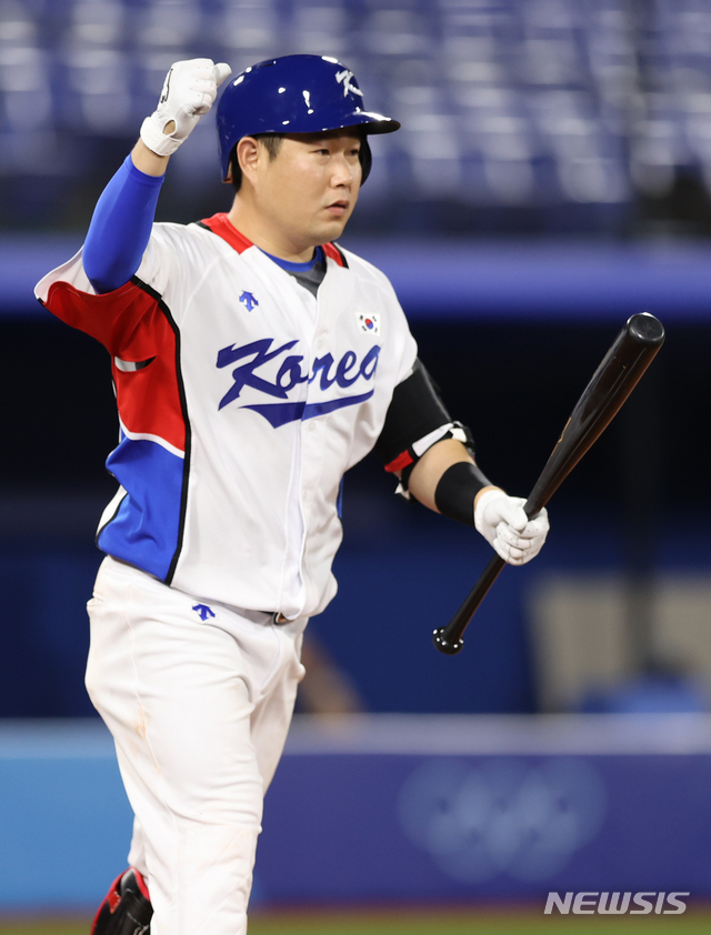 [요코하마(일본)=뉴시스]&nbsp; 최진석 기자 = 29일 요코하마 스타디움에서 열린 2020 도쿄올림픽 야구 B조 조별리그 1차전 대한민국과 이스라엘의 경기 연장 10회말 2사 만루 상황 양의지가 끝내기 사구를 얻어낸 뒤 기뻐하고 있다. 2021.07.29. myjs@newsis.com