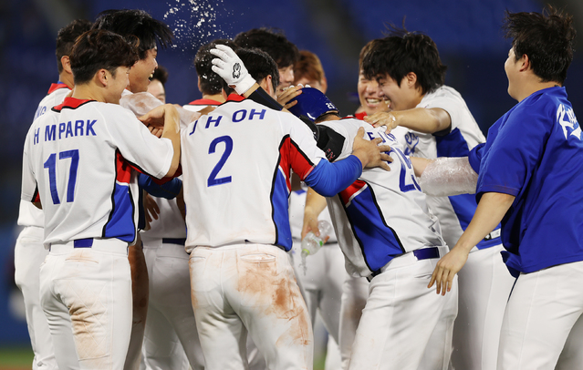 [요코하마(일본)=뉴시스] 최진석 기자 = 29일 요코하마 스타디움에서 열린 2020 도쿄올림픽 야구 B조 조별리그 1차전 대한민국과 이스라엘의 경기 연장 10회말 2사 만루 상황 양의지가 끝내기 몸에 맞는 볼을 얻어낸 뒤 동료들과 기뻐하고 있다. 2021.07.29. myjs@newsis.com