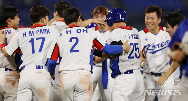 [요코하마(일본)=뉴시스]  최진석 기자 = 29일 요코하마 스타디움에서 열린 2020 도쿄올림픽 야구 B조 조별리그 1차전 대한민국과 이스라엘의 경기 연장 10회말 2사 만루 상황 양의지가 끝내기 몸에 맞는 볼을 얻어낸 뒤 동료들과 기뻐하고 있다. 2021.07.29. myjs@newsis.com