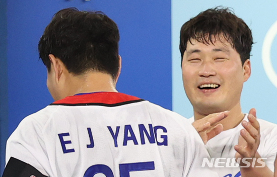 [요코하마(일본)=뉴시스] 최진석 기자 = 29일 요코하마 스타디움에서 열린 2020 도쿄올림픽 야구 B조 조별리그 1차전 대한민국과 이스라엘의 경기에서 양의지의 끝내기로 6대5로 승리를 거둔 대한민국 오승환이 함박미소를 짓고 있다. 2021.07.29. myjs@newsis.com