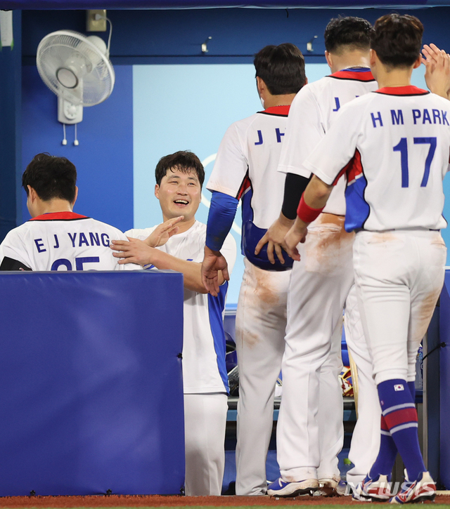 [요코하마(일본)=뉴시스] 최진석 기자 = 29일 요코하마 스타디움에서 열린 2020 도쿄올림픽 야구 B조 조별리그 1차전 대한민국과 이스라엘의 경기에서 양의지의 끝내기로 6대5로 승리를 거둔 대한민국 오승환이 함박미소를 짓고 있다. 2021.07.29. myjs@newsis.com