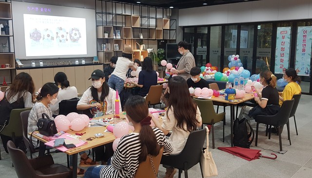 [부산=뉴시스] 부산시는 지역 청년들의 상호 소통 및 성장 플랫폼인 2021년 ‘부산청년학교’ 1학기 졸업식을 30일 오후 부산청년센터에서 온라인을 통한 비대면 방식 으로 진행한다고 밝혔다. 2021.07.30.(사진 = 부산인재평생교육진흥원 제공) photo@newsis.com *재판매 및 DB 금지