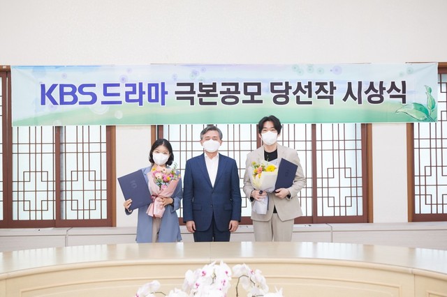 [서울=뉴시스] 전예진 작가(오른쪽), 양승동 사장(가운데), 김태우 작가(왼쪽). *재판매 및 DB 금지