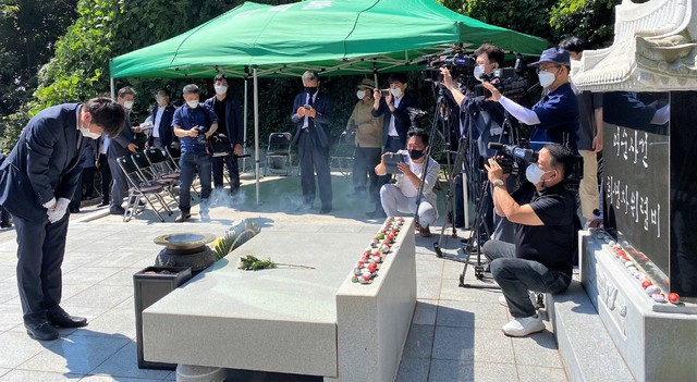 [여수=뉴시스]김석훈 기자 = 이준석 국민의힘 당대표가 30일 전남 여수시 만흥동 만성리검은모래해변 인근에 위치한 여순사건 희생자 위령비를 참배하고 있다. (사진=여수시청 제공) photo@newsis.com *재판매 및 DB 금지