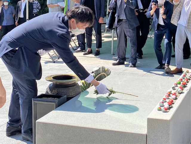 [여수=뉴시스]김석훈 기자 = 이준석 국민의힘 당대표를 비롯한 지도부와 김영록 전남도지사, 권오봉 여수시장이 30일 전남 여수시 만흥동 만성리검은모래해변 인근에 위치한 여순사건 희생자 위령비를 참배한 가운데 이 대표가 헌화 하고 있다. (사진=여수시청 제공) photo@newsis.com *재판매 및 DB 금지