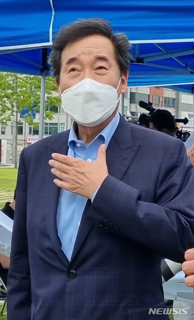 [의정부=뉴시스] 송주현 기자 = 더불어민주당 대권주자인 이낙연 전 민주당 대표가 30일 오전 경기 의정부시 경기도북부청사 평화광장에서 열린 '국가균형발전 및 경기도 분도 관련 좌담회'를 마치고 경기도북부청사 건물을 바라보고 있다. 2021.07.30 atia@newsis.com 