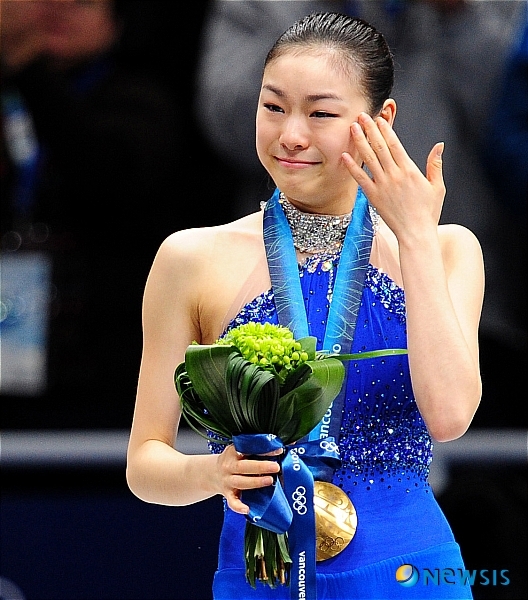 [서울=뉴시스] 피겨여왕 김연아가 2010 밴쿠버 동계올림픽 여자 피겨스케이팅 프리스케이팅 경기에서 총점 228.56점으로 세계신기록을 수립하며 금메달을 따내고, 시상대에 올라 금메달을 목에 건채 눈물을 흘리고 있다. (사진=뉴시스) 2021.07.30 photo@newsis.com *재판매 및 DB 금지