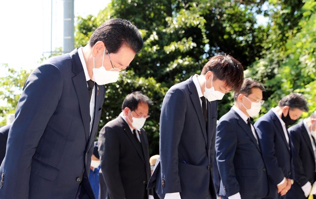 [무안=뉴시스] 박상수 기자 = 30일 전남 여수시 만흥동 여순사건 희생자 위령비를 찾은 이준석 국민의힘 당 대표가 김영록 전남지사 등과 함께 참배하고 있다. (사진=전남도 제공) 2021.07.30. photo@newsis.com *재판매 및 DB 금지