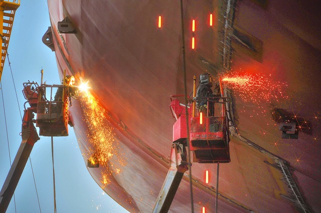 [울산=뉴시스]선박 건조작업에 몰두하고 있는 현대중공업 울산 본사 직원들. 사진은 기사내용과 관련 없음. (사진=현대중공업 제공) photo@newsis.com *재판매 및 DB 금지