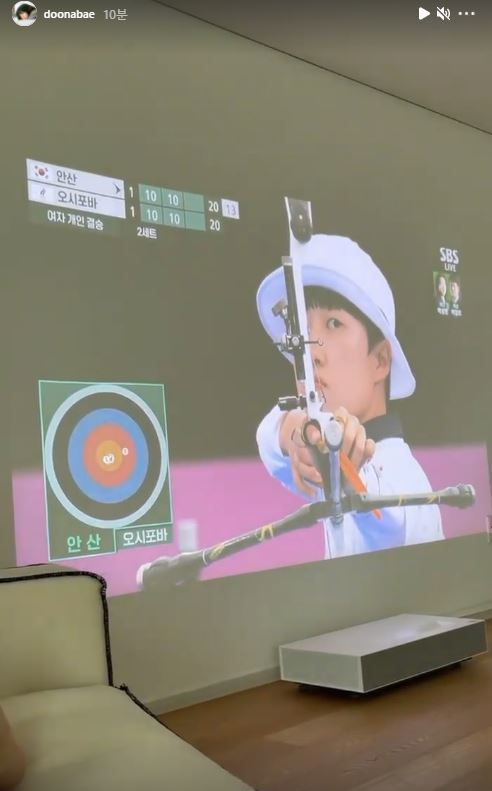 [서울=뉴시스] '2020 도쿄올림픽' 양궁 경기를 응원 중인 배두나. (사진=배두나 인스타그램 제공).2021.07.30.photo@newsis.com