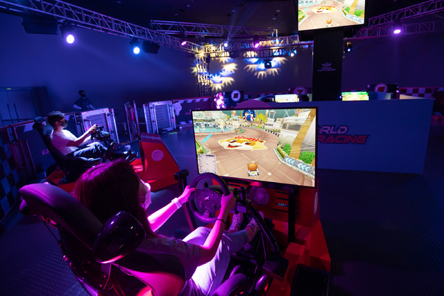 [서울=뉴시스]롯데월드 어드벤처 내 ‘월드 카트 레이싱’에서 ‘코리아 롯데월드 어드벤처’를 플레이하는 고객