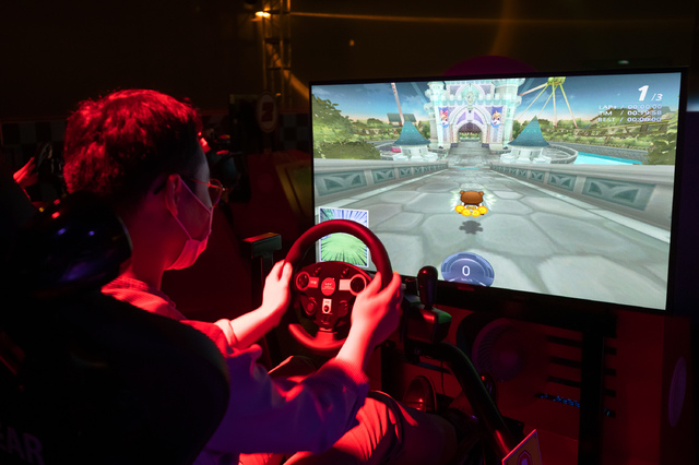 [서울=뉴시스]롯데월드 어드벤처 내 ‘월드 카트 레이싱’에서 ‘코리아 롯데월드 어드벤처’를 플레이하는 고객