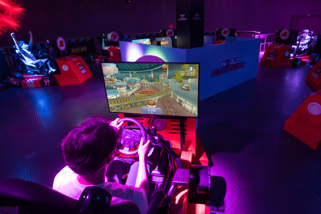 [서울=뉴시스]롯데월드 어드벤처 내 ‘월드 카트 레이싱’에서 ‘코리아 롯데월드 어드벤처’를 플레이하는 고객