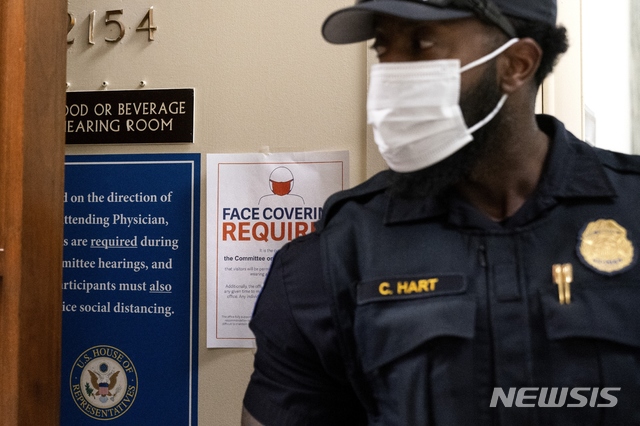 [워싱턴=AP/뉴시스] 29일(현지시간) 한 미국 워싱턴 DC에서 한 경찰관이 마스크를 착용하고 있다. 2021.07.30.