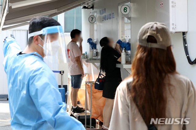 [서울=뉴시스] 백동현 기자 = 코로나19 신규 확진자 수가 1,710명으로 집계되며 24일째 네 자릿수를 기록한 30일 오전 서울 강북구보건소 선별진료소에서 의료진이 안내하고 있다. 2021.07.30 livertrent@newsis.com