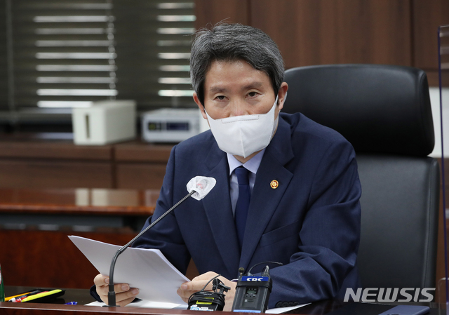 [서울=뉴시스] 김명원 기자 = 이인영 통일부 장관이 30일 오전 서울 종로구 정부서울청사에서 열린 출입기자단과의 간담회에서 발언하고 있다. (공동취재사진) 2021.07.30. photo@newsis.com