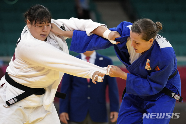[도쿄=AP/뉴시스] 한미진(왼쪽)이 30일 일본 도쿄 일본무도관에서 열린 2020 도쿄올림픽 유도 여자 78㎏ 이상급 32강전 테시 사벨카울스(네덜란드)와 경기하고 있다. 한미진은 허벅다리걸기 절반으로 사벨카울스를 물리치고 16강에 올라 마리냐 슬루츠카야(불가리아)와 8강행을 다툰다. 2021.07.30.