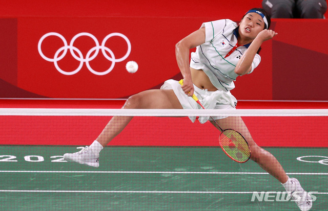[조후(일본)=뉴시스] 이영환 기자 = 대한민국 안세영이 30일 오전 일본 도쿄 조후시 무사시노모리 종합 스포츠 플라자에서 열린 도쿄올림픽 배드민턴 여자 단식 8강전에서 중국의 천위페이를 상대하고 있다. 2021.07.30. 20hwan@newsis.com
