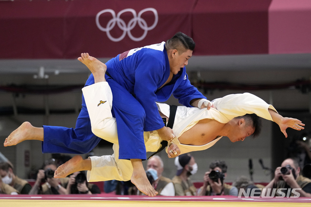 [도쿄=AP/뉴시스] 김민종(위)이 30일 일본 도쿄의 무도관에서 열린 2020 도쿄올림픽 유도 남자 100㎏ 이상급 16강전에서 하라사와 히사요시(2위·일본)와 경기하고 있다. 김민종은 하라사와에게 안다리후리기로 절반을 내 줘 8강 진출이 무산됐다. 2021.07.30.