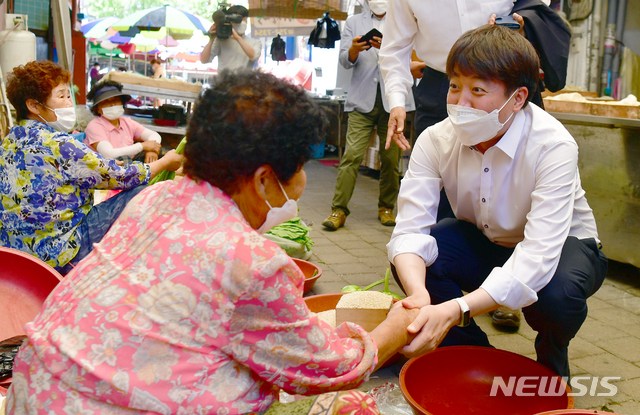 [순천=뉴시스] 류형근 기자 = 국민의힘 이준석 대표가 30일 오후 전남 순천시 동외동 웃장을 찾아 시장 상인들을 만나고 있다. 2021.07.30. hgryu77@newsis.com