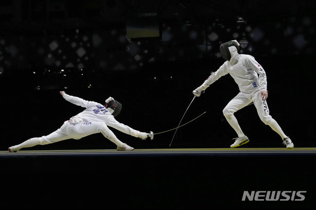 [도쿄=AP/뉴시스] 한국 펜싱 남자 에페 대표팀의 송재호(왼쪽)가 30일 일본 지바 마쿠하리 메세홀에서 열린 도쿄올림픽 남자 펜싱 에페 단체전 4강전에서 일본과 경기하고 있다. 박상영·권영준·마세건·송재호로 구성된 에페 대표팀은 일본에 38-45로 패해 3~4위전에서 동메달을 노리게 됐다. 2021.07.30.