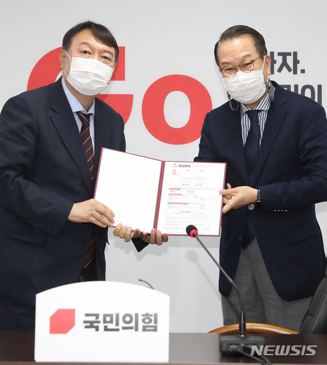 [서울=뉴시스] 전신 기자 = 윤석열 대선 예비후보가 30일 오후 서울 여의도 국민의힘 중앙당 당사를 방문해 대외협력위원장인 권영세 의원에게 입당원서를 제출하고 있다. (공동취재사진) 2021.07.30. photo@newsis.com