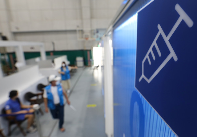 [서울=뉴시스] 권창회 기자 = 18~49세의 8월 코로나19 백신 접종일정이 발표된 30일 서울 동작구 백신예방접종센터에서 시민들이 백신을 맞기 위해 대기하고 있다. 18~49세 접종 대상자 1,777만 명은 다음달 9일부터 열흘 간 사전예약 10부제를 실시한다. 주민등록번호 생년월일 끝자리를 기준으로 정해진 날짜에 사전예약 후 다음달 26일부터 9월 30일까지 접종을 실시한다. 2021.07.30. kch0523@newsis.com 