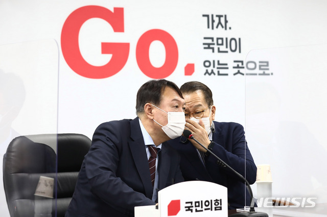 [서울=뉴시스] 전신 기자 = 윤석열 대선 예비후보가 30일 오후 서울 여의도 국민의힘 중앙당사를 방문해 대외협력위원장인 권영세 의원과 대화하고 있다. (공동취재사진) 2021.07.30. photo@newsis.com