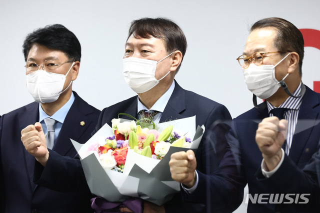 [서울=뉴시스] 전신 기자 = 윤석열 대선 예비후보가 30일 오후 서울 여의도 국민의힘 중앙당사를 방문해 대외협력위원장인 권영세 의원에게 입당원서를 제출한 후 기념촬영하고 있다. (공동취재사진) 2021.07.30. photo@newsis.com