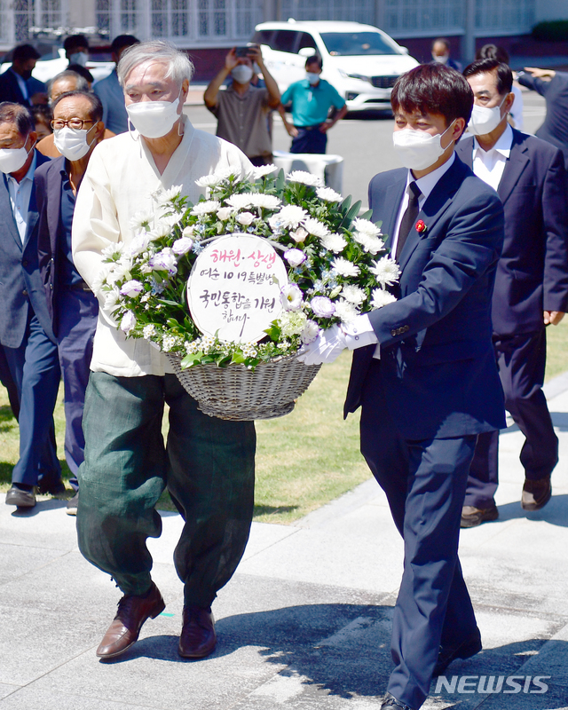 [순천=뉴시스] 류형근 기자 = 이준석 국민의힘 대표와 의원들이 30일 오전 전남 순천시 순천팔마종합운동장에 설치돼 있는 여순항쟁탑 앞에서 참배를 하고 있다.  2021.07.30. hgryu77@newsis.com