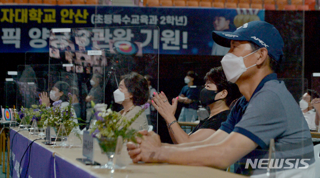 [광주=뉴시스] 변재훈 기자 = 도쿄올림픽 양궁 여자 개인전이 치러지는 30일 오후 광주 광산구 광주여자대학교 유니버시아드 체육관에서 안산의 준결승 응원전이 펼쳐지고 있다. 안산의 모교에서 펼쳐진 이날 응원전에는 안산의 부모와 팀 동료들이 참석했다. 안산은 이번 올림픽 양궁 혼성·여자 단체전 금메달에 이어 개인전에서 3관왕에 도전한다. 2021.07.30. wisdom21@newsis.com