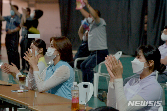 [광주=뉴시스] 변재훈 기자 = 도쿄올림픽 양궁 여자 개인전이 열린 30일 오후 광주 광산구 광주여자대학교 유니버시아드 체육관에서 안산의 준결승 응원전이 펼쳐지고 있다. 이날 응원전에는 안산의 대학 팀 선·후배·동기들이 참석했다. 안산은 이번 올림픽 양궁 혼성·여자 단체전 금메달에 이어 개인전에서 3관왕에 도전한다. 2021.07.30. wisdom21@newsis.com